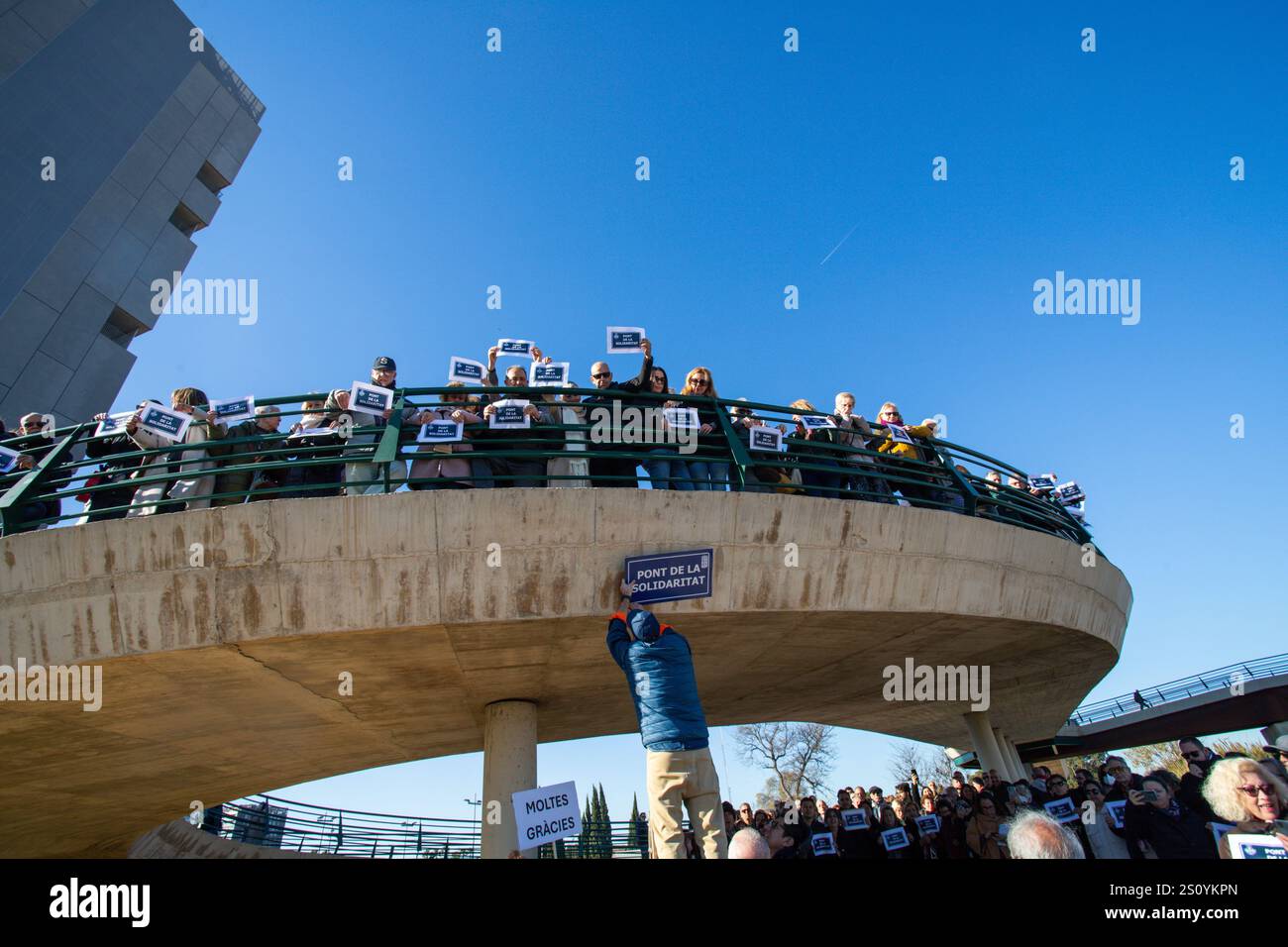 Tribut an die Opfer und Freiwilligen, die während des Valencia DANA auf der Brücke zwischen Valencia und dem Viertel La Torre mit dem Namen 'Pont' agierten Stockfoto
