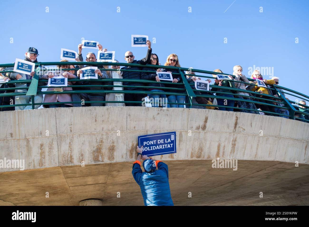 Tribut an die Opfer und Freiwilligen, die während des Valencia DANA auf der Brücke zwischen Valencia und dem Viertel La Torre mit dem Namen 'Pont' agierten Stockfoto