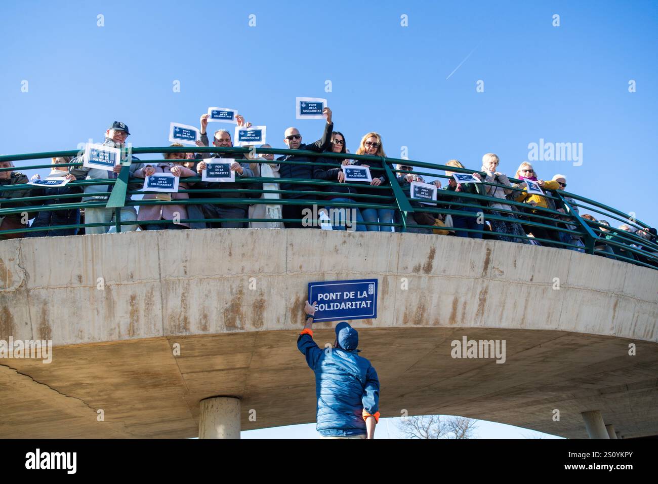 Tribut an die Opfer und Freiwilligen, die während des Valencia DANA auf der Brücke zwischen Valencia und dem Viertel La Torre mit dem Namen 'Pont' agierten Stockfoto