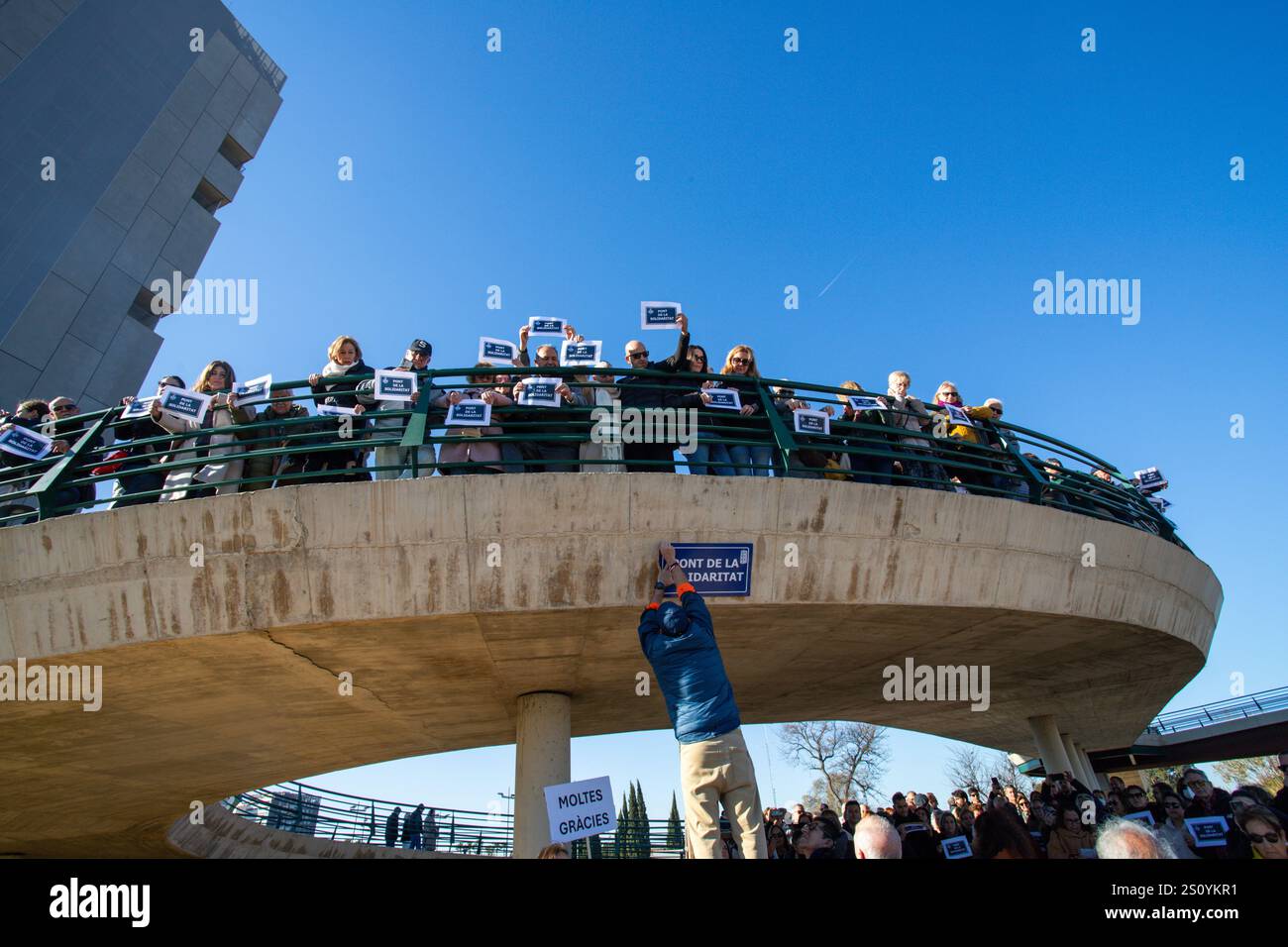 Tribut an die Opfer und Freiwilligen, die während des Valencia DANA auf der Brücke zwischen Valencia und dem Viertel La Torre mit dem Namen 'Pont' agierten Stockfoto