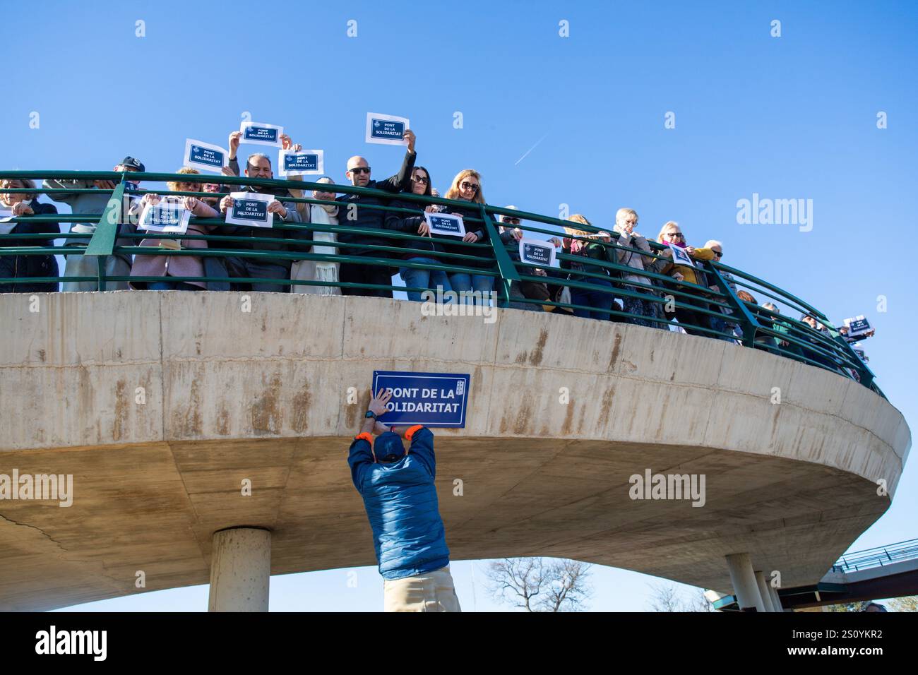 Tribut an die Opfer und Freiwilligen, die während des Valencia DANA auf der Brücke zwischen Valencia und dem Viertel La Torre mit dem Namen 'Pont' agierten Stockfoto