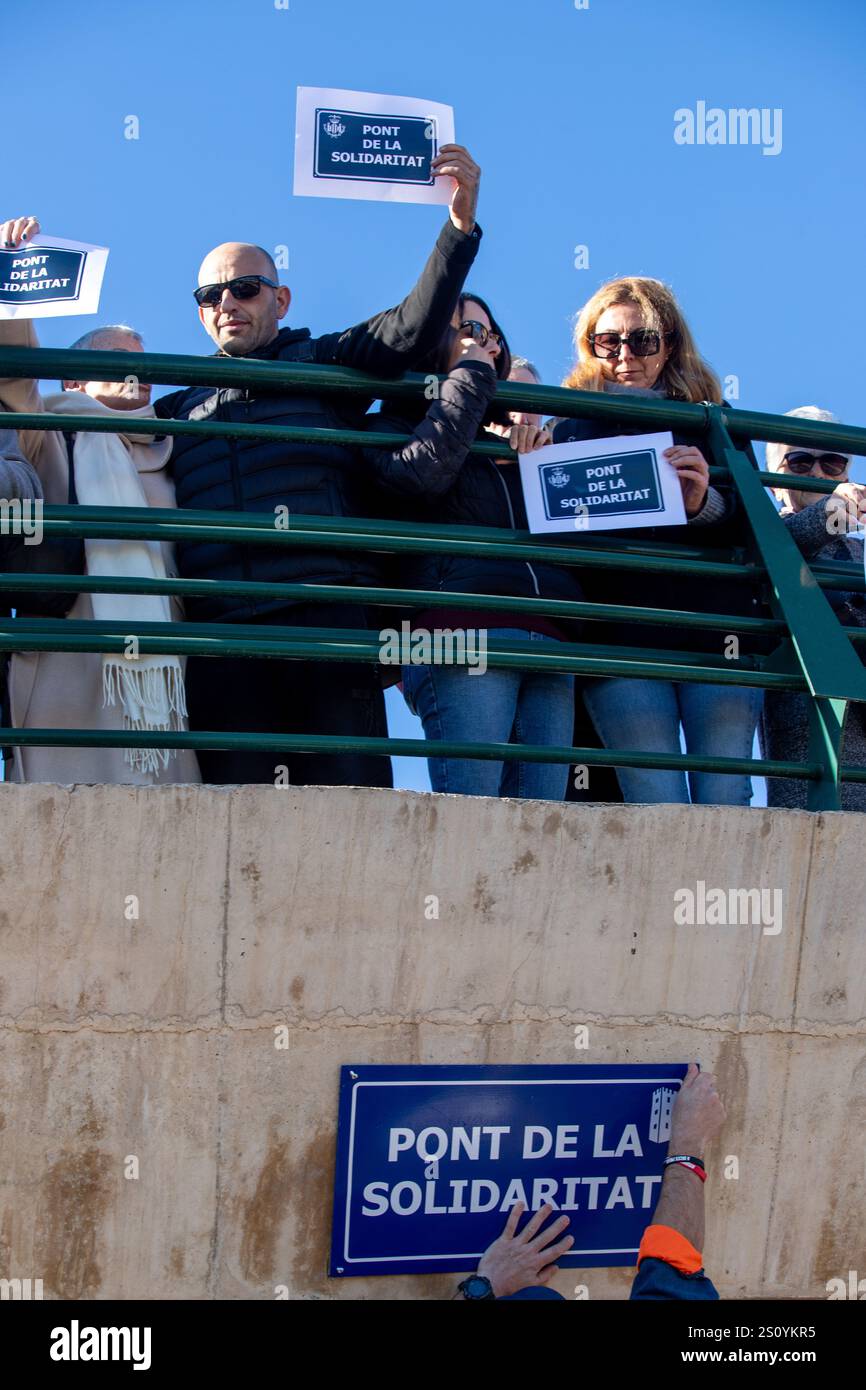 Tribut an die Opfer und Freiwilligen, die während des Valencia DANA auf der Brücke zwischen Valencia und dem Viertel La Torre mit dem Namen 'Pont' agierten Stockfoto