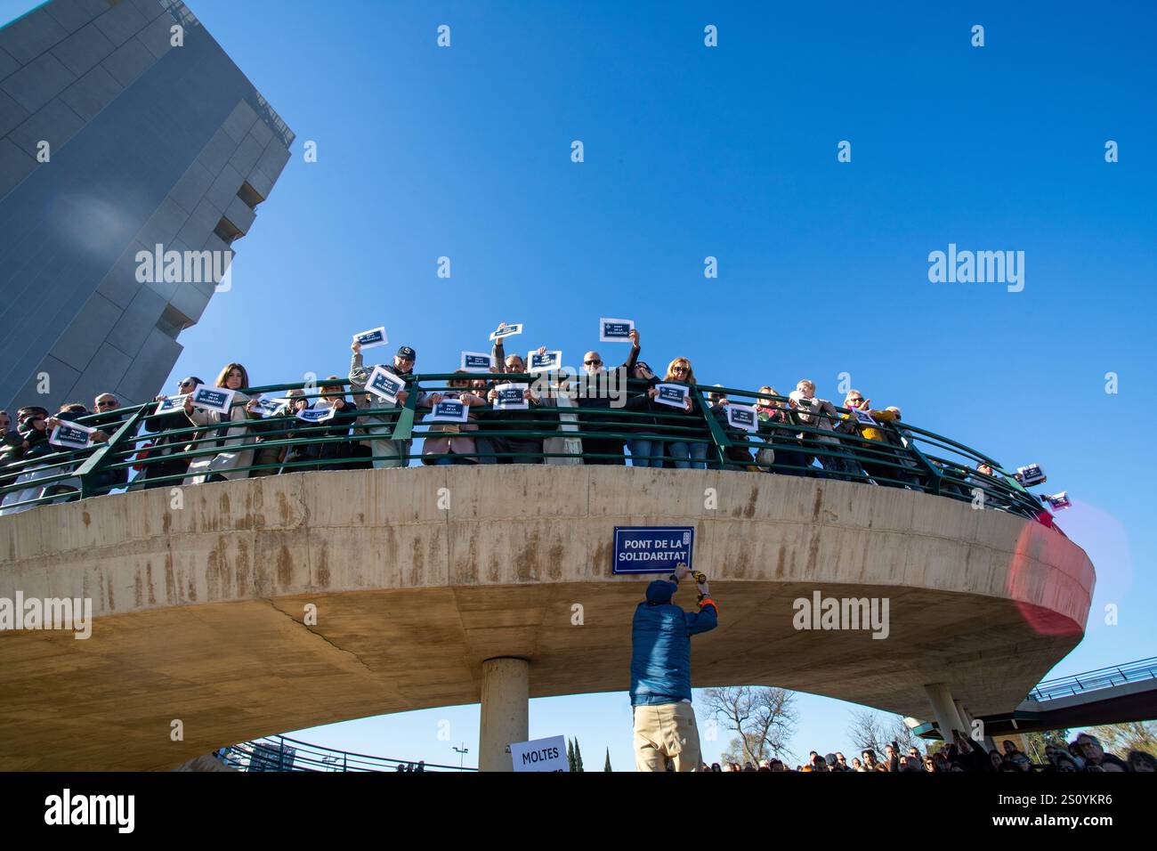 Tribut an die Opfer und Freiwilligen, die während des Valencia DANA auf der Brücke zwischen Valencia und dem Viertel La Torre mit dem Namen 'Pont' agierten Stockfoto
