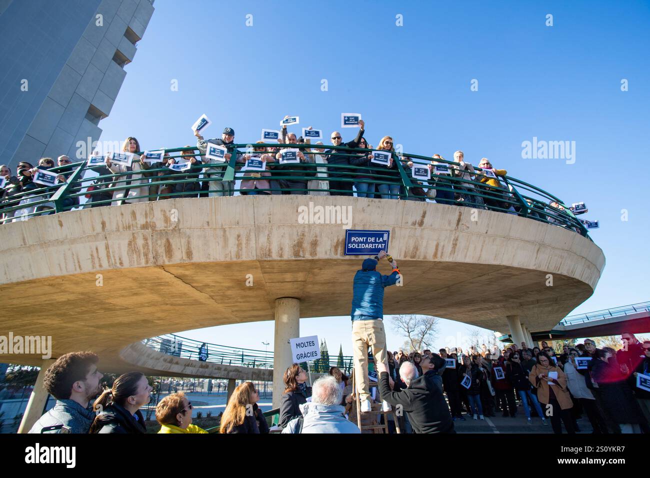 Tribut an die Opfer und Freiwilligen, die während des Valencia DANA auf der Brücke zwischen Valencia und dem Viertel La Torre mit dem Namen 'Pont' agierten Stockfoto
