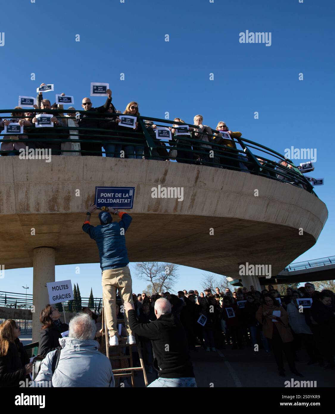 Tribut an die Opfer und Freiwilligen, die während des Valencia DANA auf der Brücke zwischen Valencia und dem Viertel La Torre mit dem Namen 'Pont' agierten Stockfoto