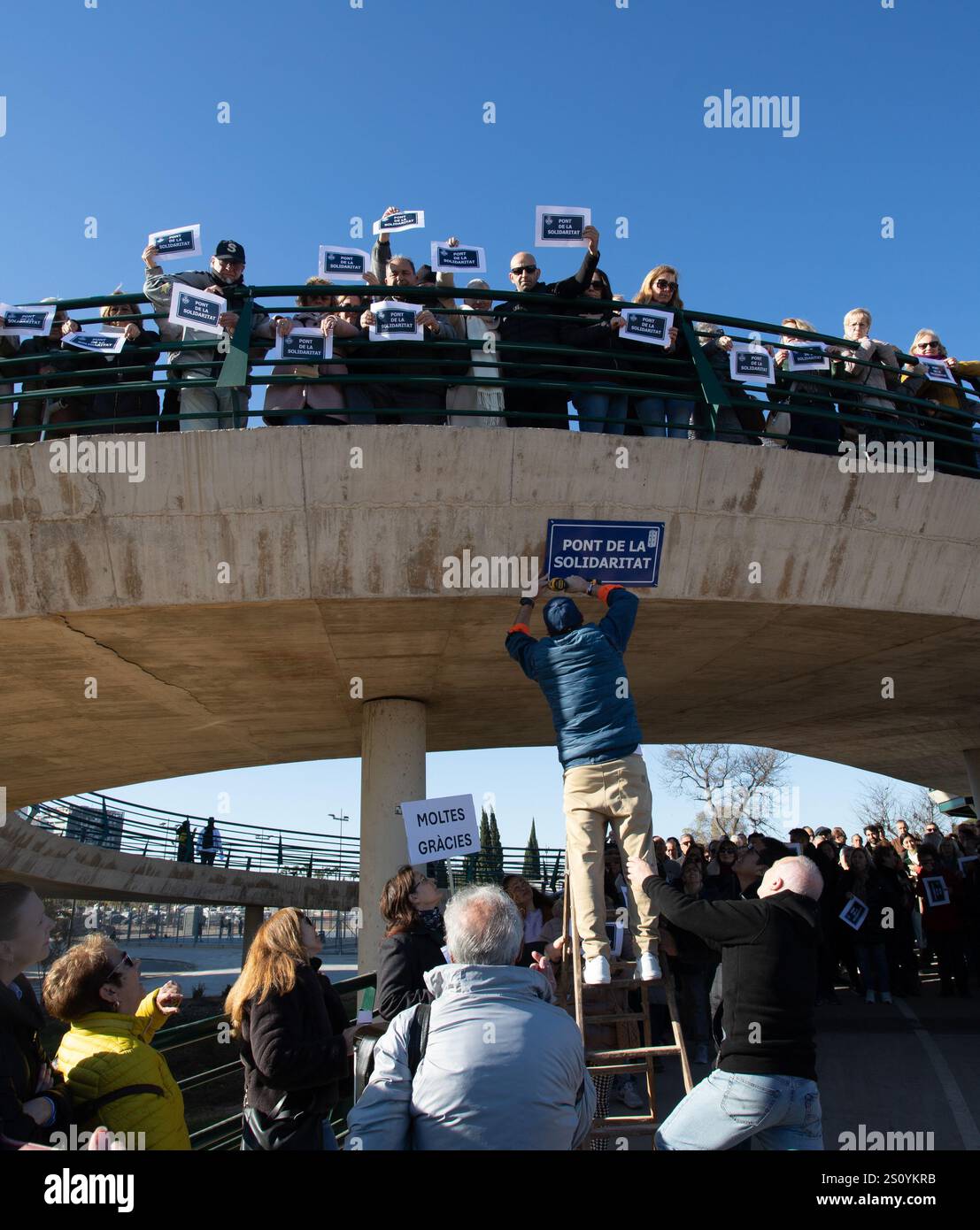 Tribut an die Opfer und Freiwilligen, die während des Valencia DANA auf der Brücke zwischen Valencia und dem Viertel La Torre mit dem Namen 'Pont' agierten Stockfoto