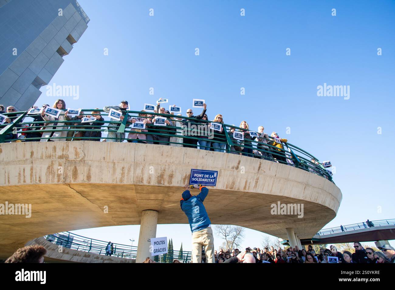 Tribut an die Opfer und Freiwilligen, die während des Valencia DANA auf der Brücke zwischen Valencia und dem Viertel La Torre mit dem Namen 'Pont' agierten Stockfoto