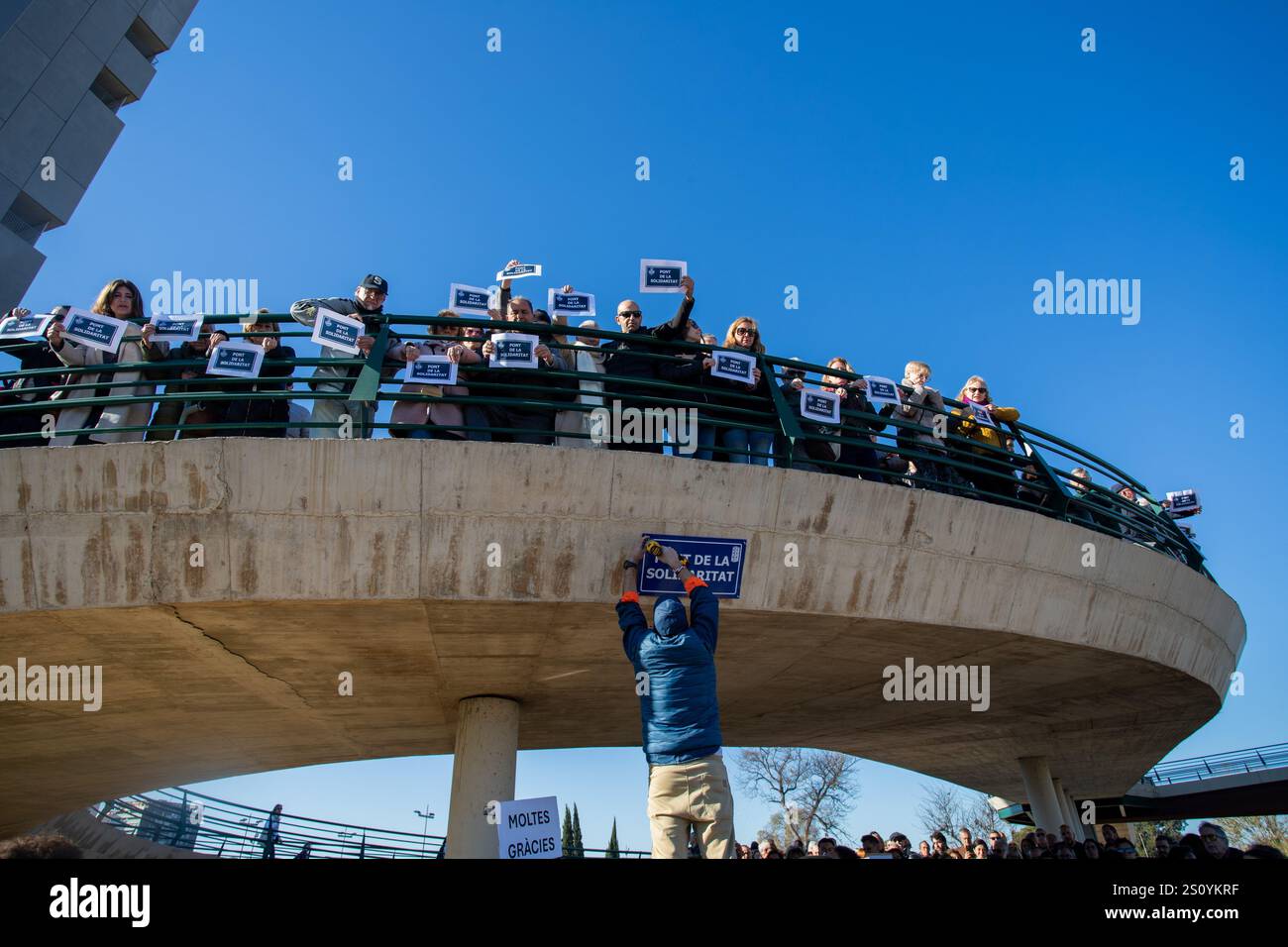 Tribut an die Opfer und Freiwilligen, die während des Valencia DANA auf der Brücke zwischen Valencia und La Torre agierten Stockfoto