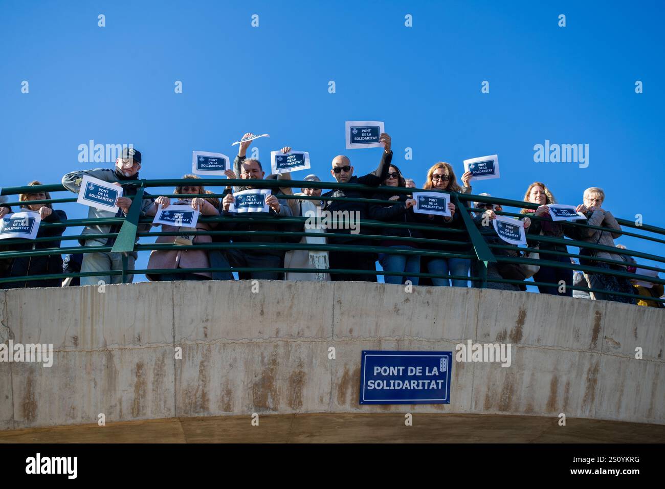 Tribut an die Opfer und Freiwilligen, die während des Valencia DANA auf der Brücke zwischen Valencia und dem Viertel La Torre mit dem Namen 'Pont' agierten Stockfoto