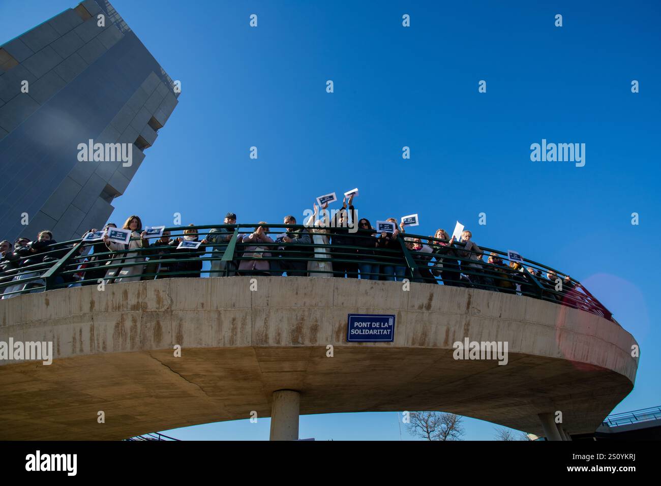 Tribut an die Opfer und Freiwilligen, die während des Valencia DANA auf der Brücke zwischen Valencia und dem Viertel La Torre mit dem Namen 'Pont' agierten Stockfoto