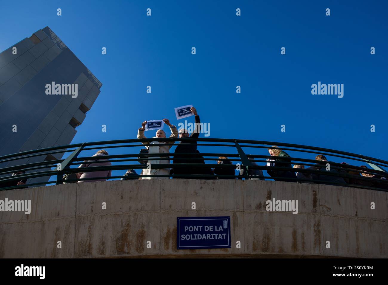 Tribut an die Opfer und Freiwilligen, die während des Valencia DANA auf der Brücke zwischen Valencia und dem Viertel La Torre mit dem Namen 'Pont' agierten Stockfoto