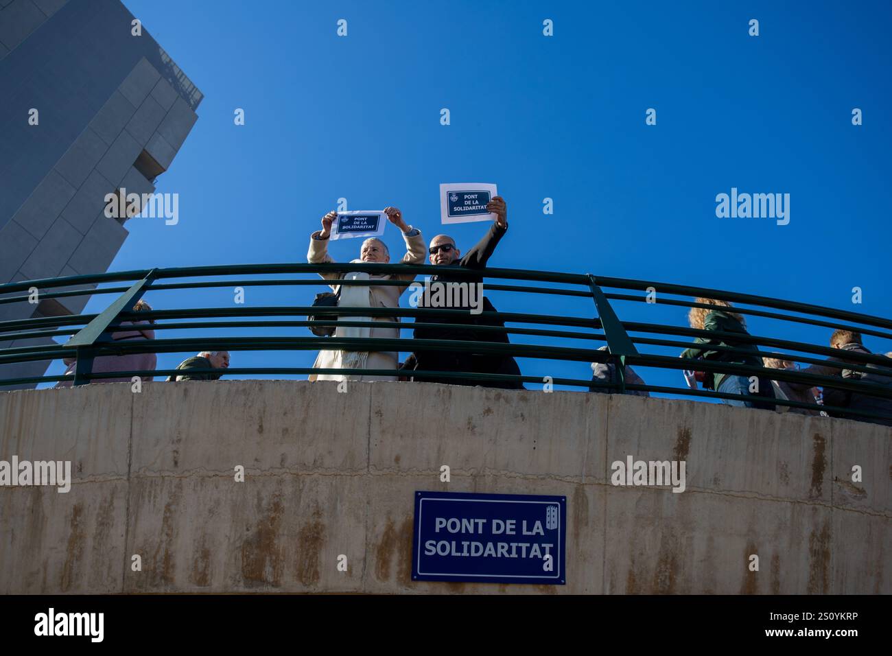 Tribut an die Opfer und Freiwilligen, die während des Valencia DANA auf der Brücke zwischen Valencia und dem Viertel La Torre mit dem Namen 'Pont' agierten Stockfoto