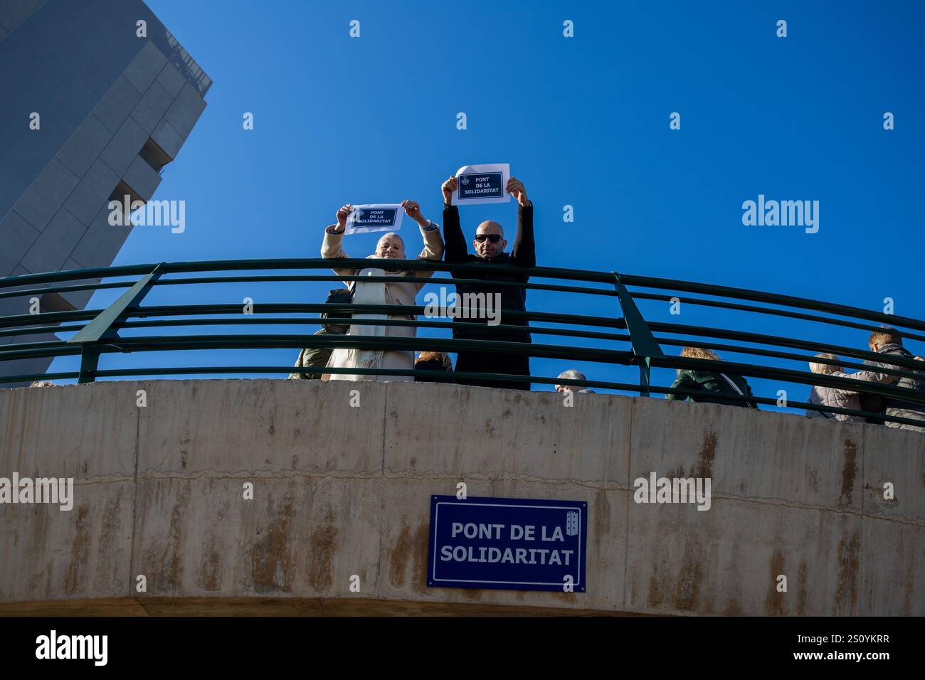 Tribut an die Opfer und Freiwilligen, die während des Valencia DANA auf der Brücke zwischen Valencia und dem Viertel La Torre mit dem Namen 'Pont' agierten Stockfoto