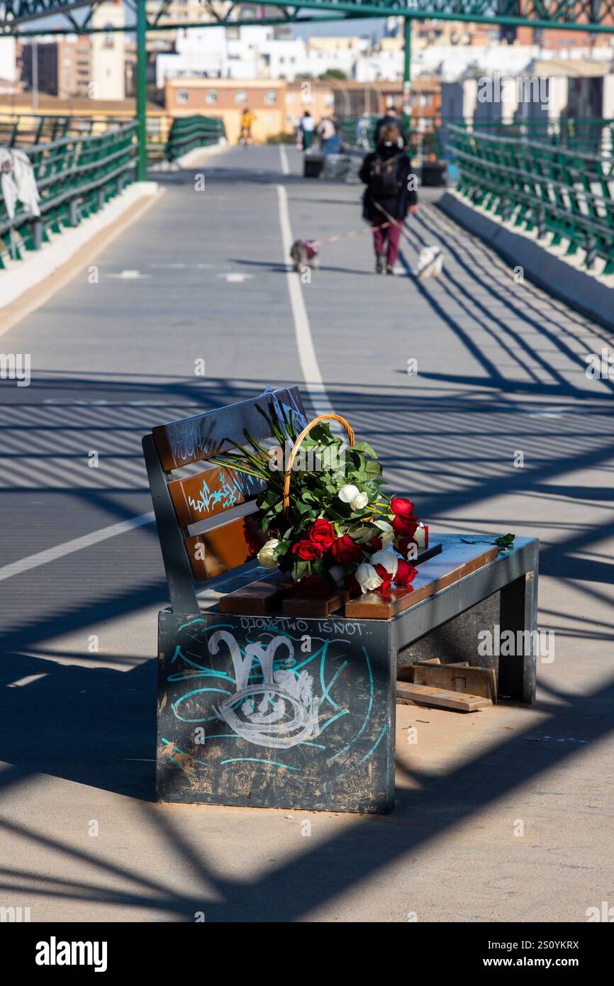 Tribut an die Opfer und Freiwilligen, die während des Valencia DANA auf der Brücke zwischen Valencia und dem Viertel La Torre mit dem Namen 'Pont' agierten Stockfoto