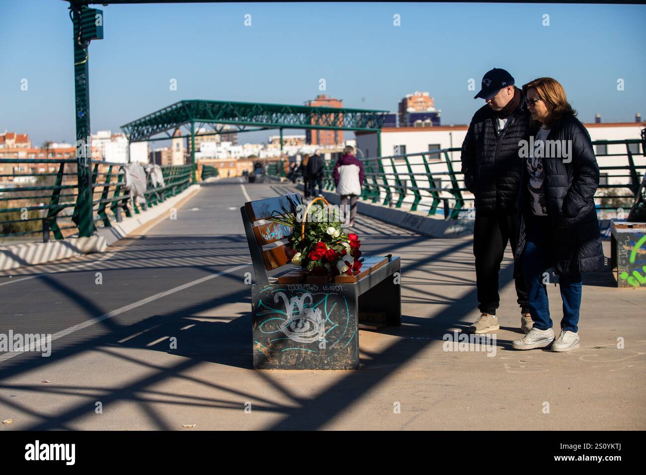 Tribut an die Opfer und Freiwilligen, die während des Valencia DANA auf der Brücke zwischen Valencia und dem Viertel La Torre mit dem Namen 'Pont' agierten Stockfoto