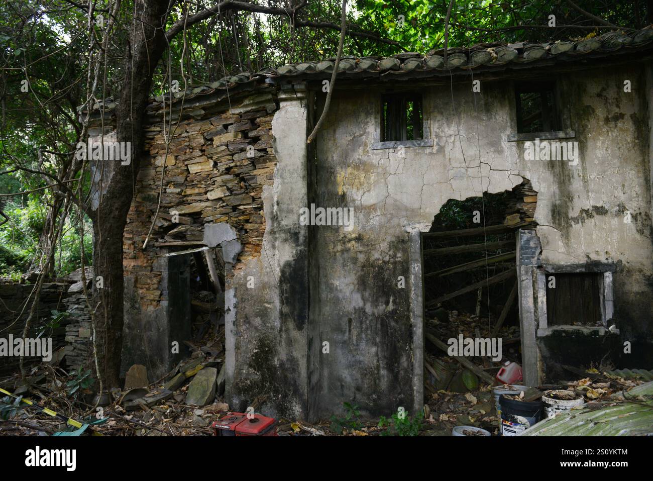Ein verlassenes Dorf an der Ostküste der Insel Tung Ping Chau in Hongkong. Stockfoto
