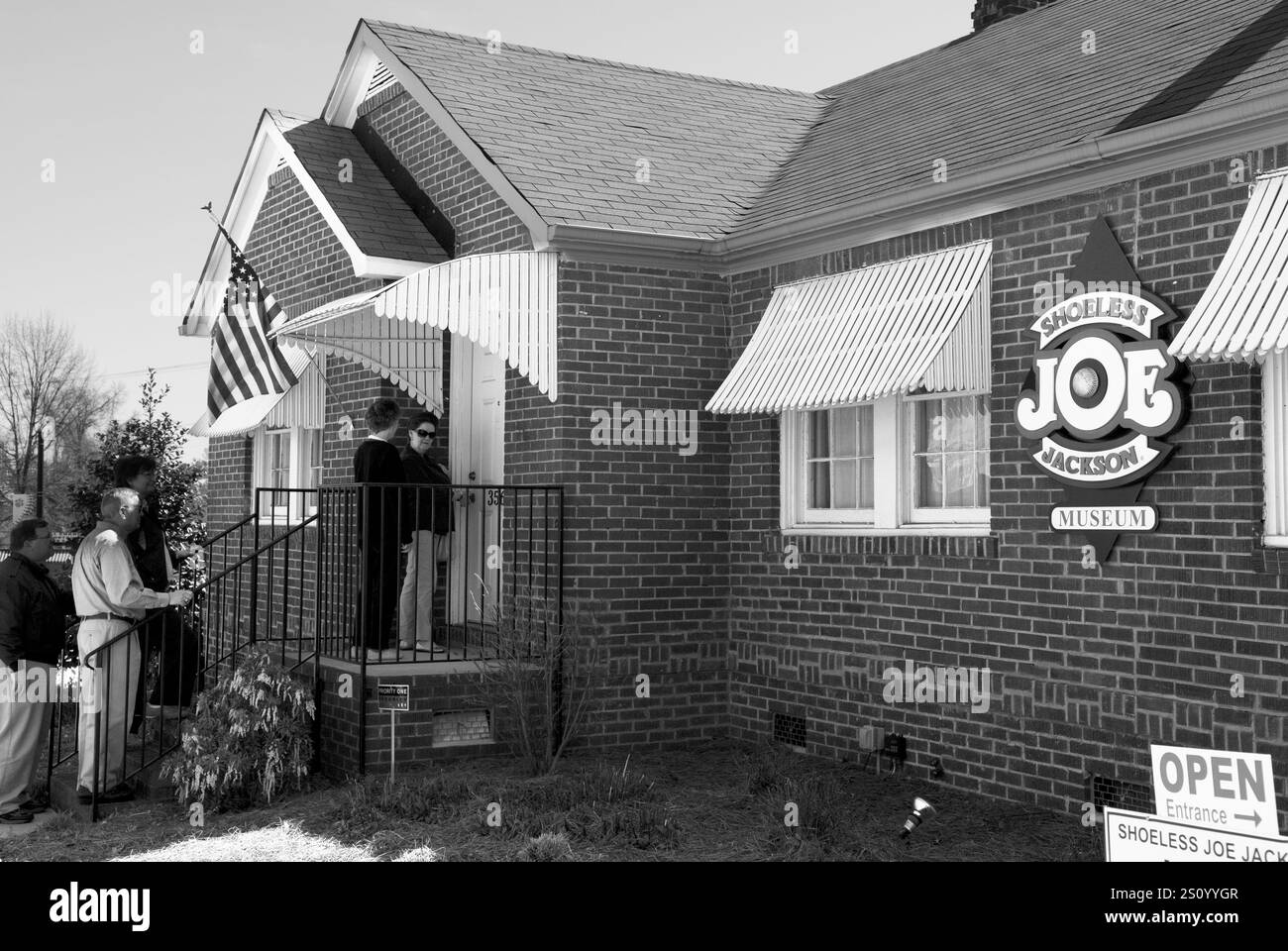 Touristen, die das Shoeless Joe Jackson Museum besuchen und sich in Greenville, South Carolina, einem Hommage an den legendären Baseballspieler, aufhalten. Stockfoto