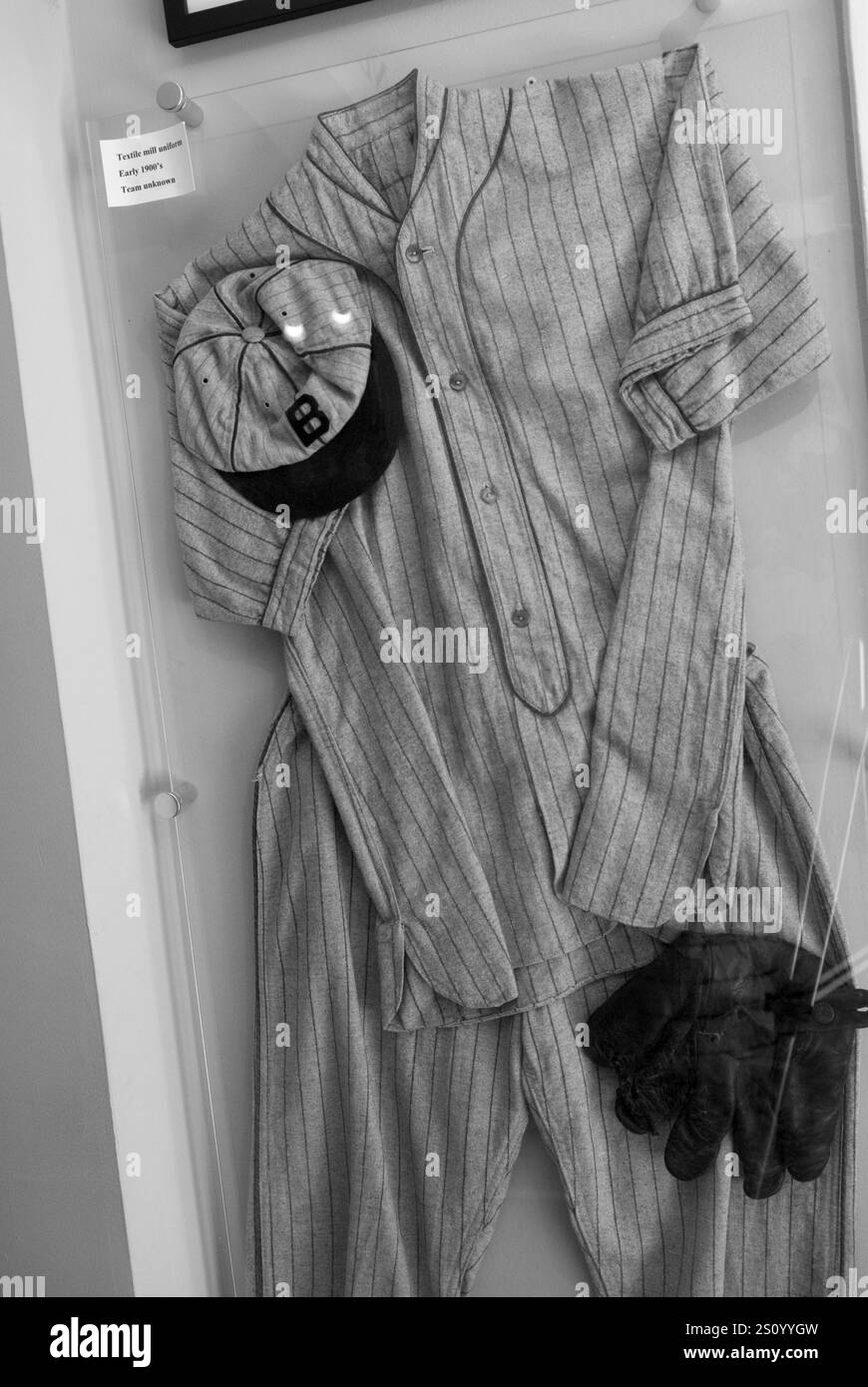 Alte Uniform der Textilfabrik im Shoeless Joe Jackson Museum in Greenville, South Carolina, USA Stockfoto