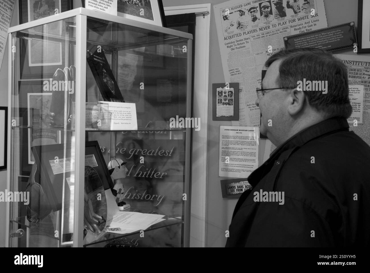 Kaukasische Männer im Shoeless Joe Jackson Museum und Haus in Greenville, South Carolina. USA Stockfoto