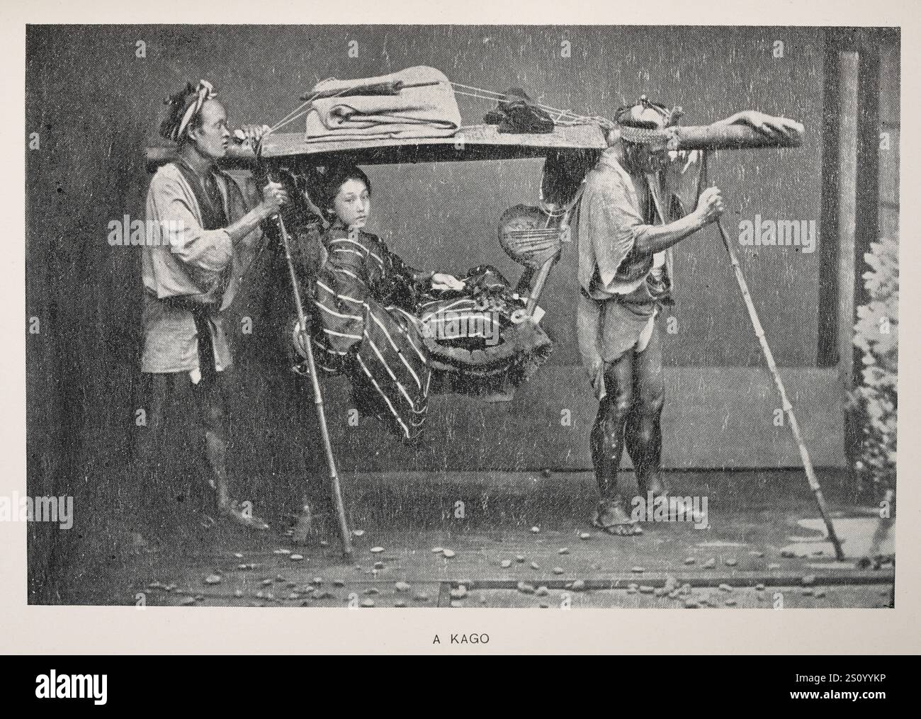 Geschichte Japans, japanische Frau, die in einem Kago getragen wird, eine Art Wurf, Vintage-Fotografie, ein Transportmittel der nicht-Samurai-Klasse im feudalen Japan und in die Meiji-Zeit Stockfoto
