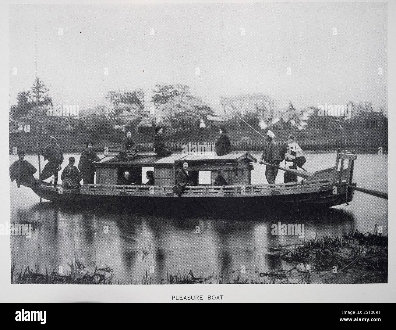 Geschichte Japans, Japaner reisen in einem Vergnügungsboot auf einem Fluss, Vintage-Foto aus dem 19. Jahrhundert Stockfoto