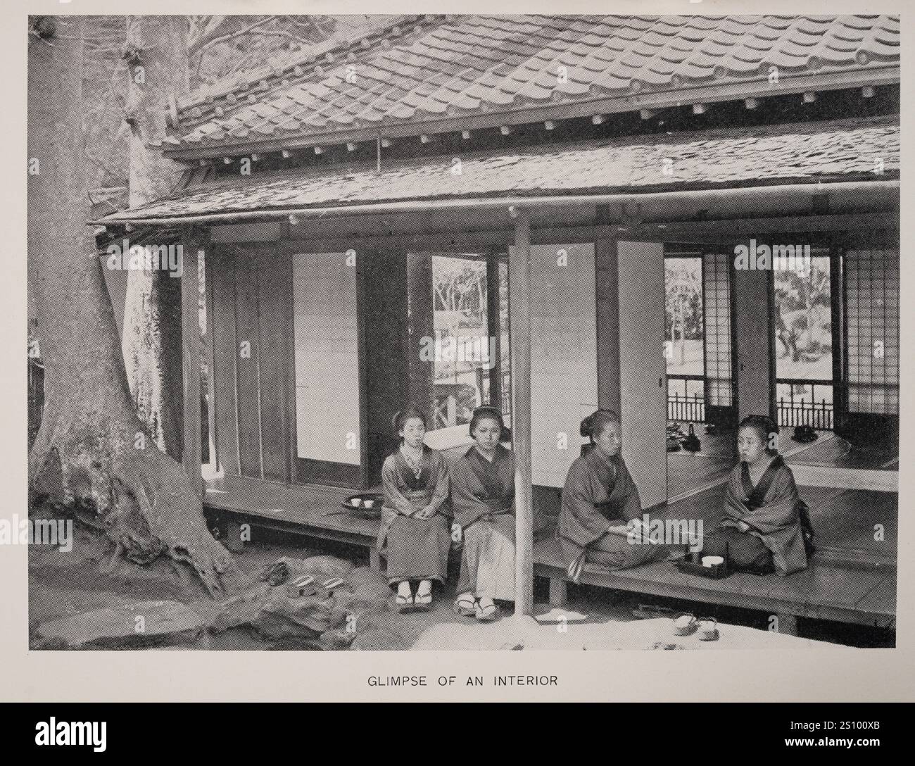 Geschichte Japans, japanische Frau, die vor einem Haus sitzt, Blick auf ein Inneres, Vintage-Fotografie aus dem 19. Jahrhundert Stockfoto