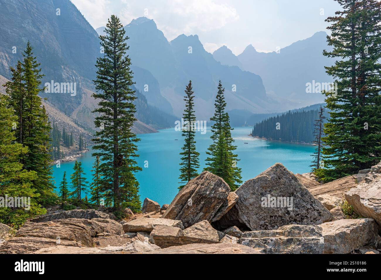 Moraine Lake im Sommer, Banff National Park, Kanada. Stockfoto