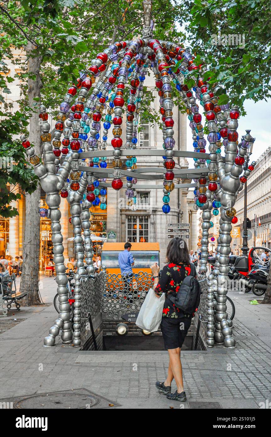 Paris: Der faszinierende Eingang zum Palais Royal - Musée du Louvre Metro Station, bekannt als Kiosque des Nocturnes Stockfoto