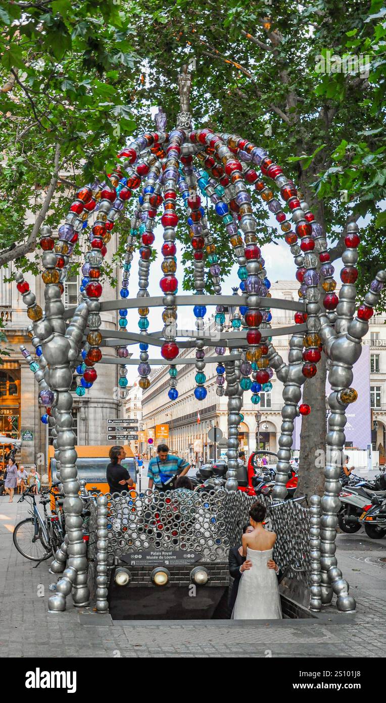 Paris: Der faszinierende Eingang zum Palais Royal - Musée du Louvre Metro Station, bekannt als Kiosque des Nocturnes Stockfoto