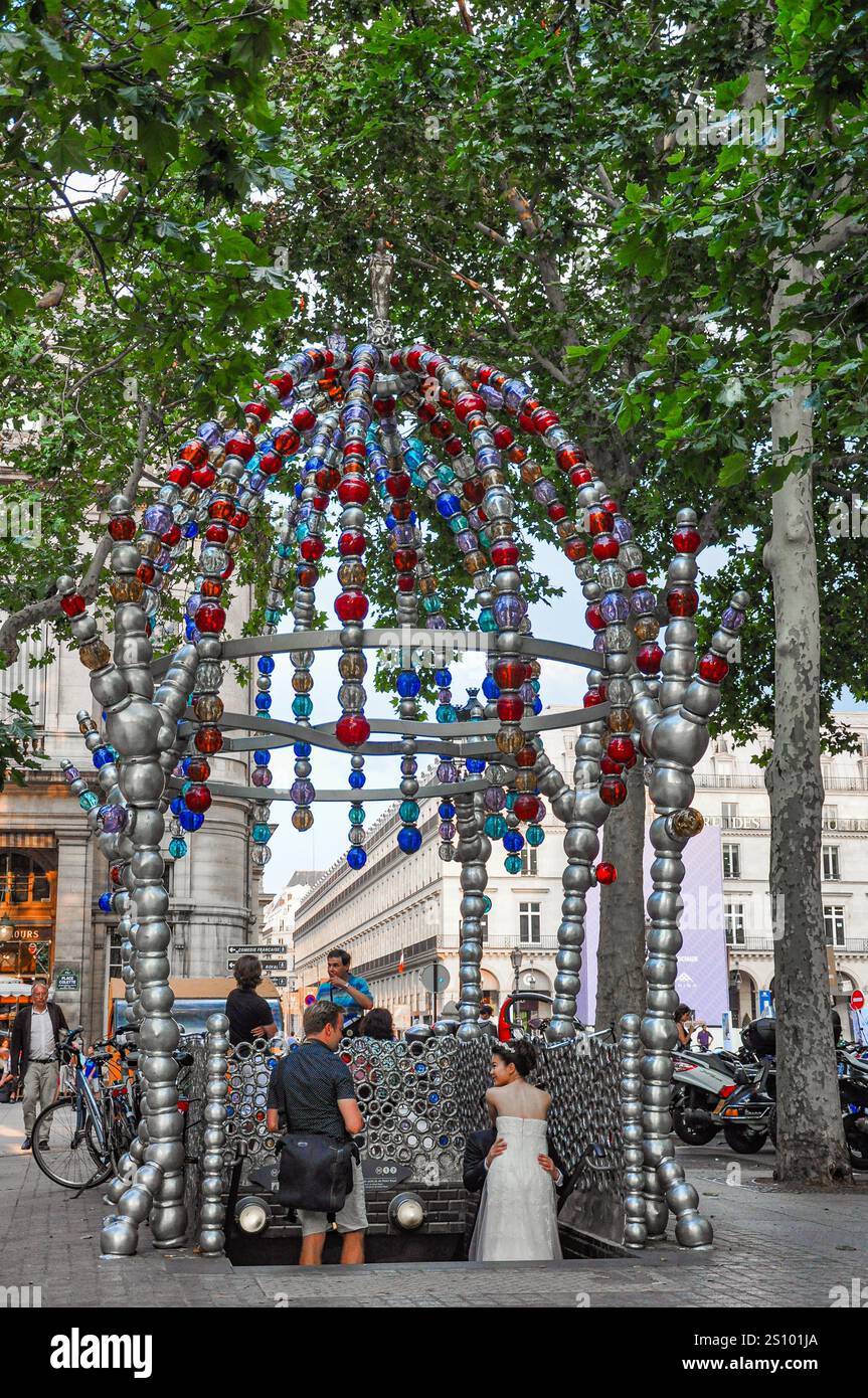Paris: Der faszinierende Eingang zum Palais Royal - Musée du Louvre Metro Station, bekannt als Kiosque des Nocturnes Stockfoto