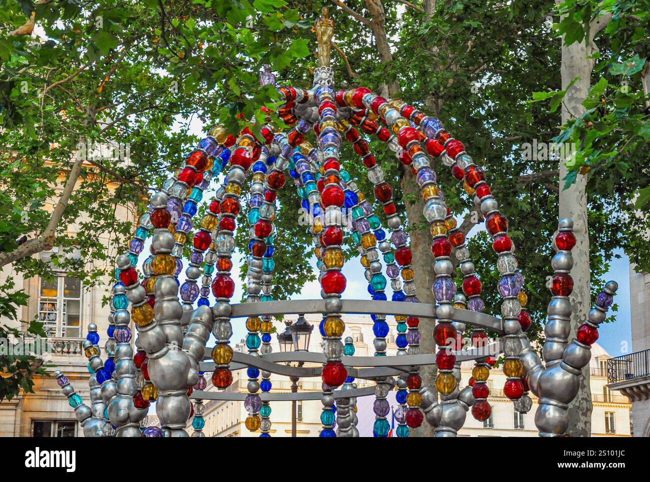 Paris: Der faszinierende Eingang zum Palais Royal - Musée du Louvre Metro Station, bekannt als Kiosque des Nocturnes Stockfoto