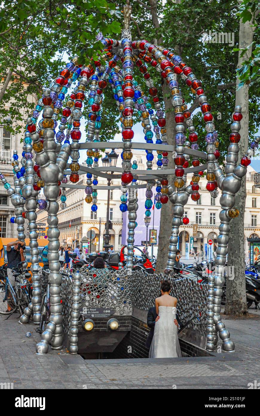 Paris: Der faszinierende Eingang zum Palais Royal - Musée du Louvre Metro Station, bekannt als Kiosque des Nocturnes Stockfoto