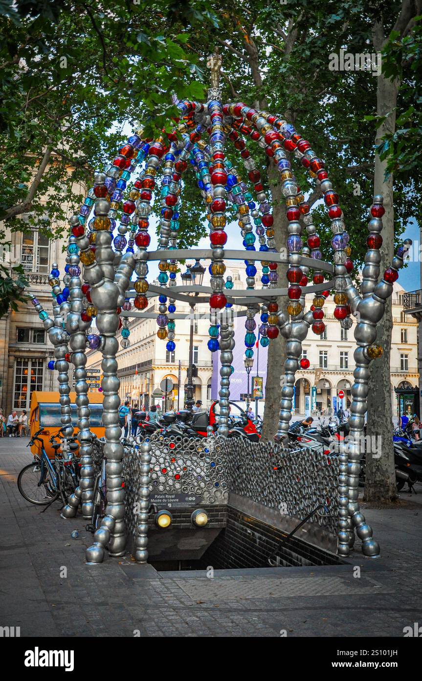 Paris: Der faszinierende Eingang zum Palais Royal - Musée du Louvre Metro Station, bekannt als Kiosque des Nocturnes Stockfoto