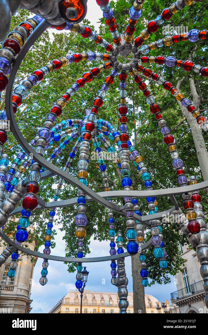 Paris: Der faszinierende Eingang zum Palais Royal - Musée du Louvre Metro Station, bekannt als Kiosque des Nocturnes Stockfoto