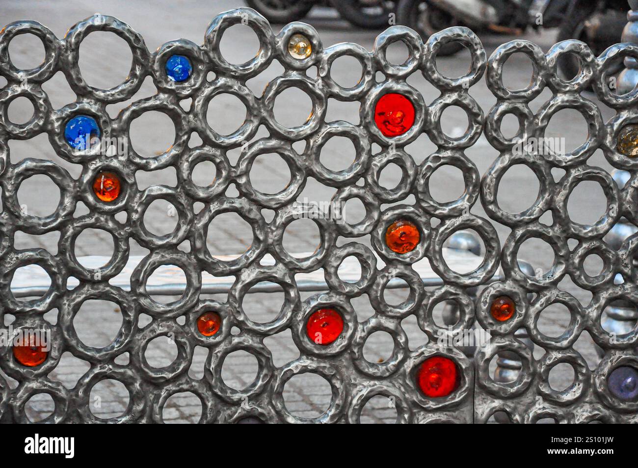 Paris: Der faszinierende Eingang zum Palais Royal - Musée du Louvre Metro Station, bekannt als Kiosque des Nocturnes Stockfoto