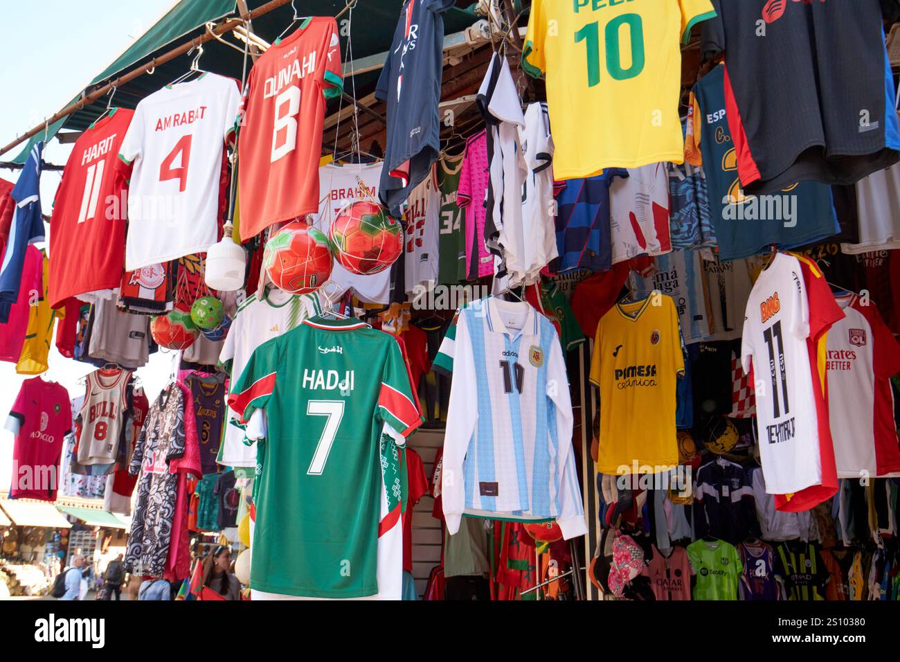 Internationale und marokkanische Fußballtrikots zum Verkauf an einem Verkaufsstand im Souk marrakesch, marokko Stockfoto