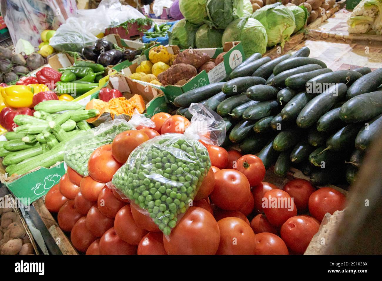 Frisches Obst und Gemüse zum Verkauf auf dem jüdischen Lebensmittelmarkt in marrakesch, marokko Stockfoto