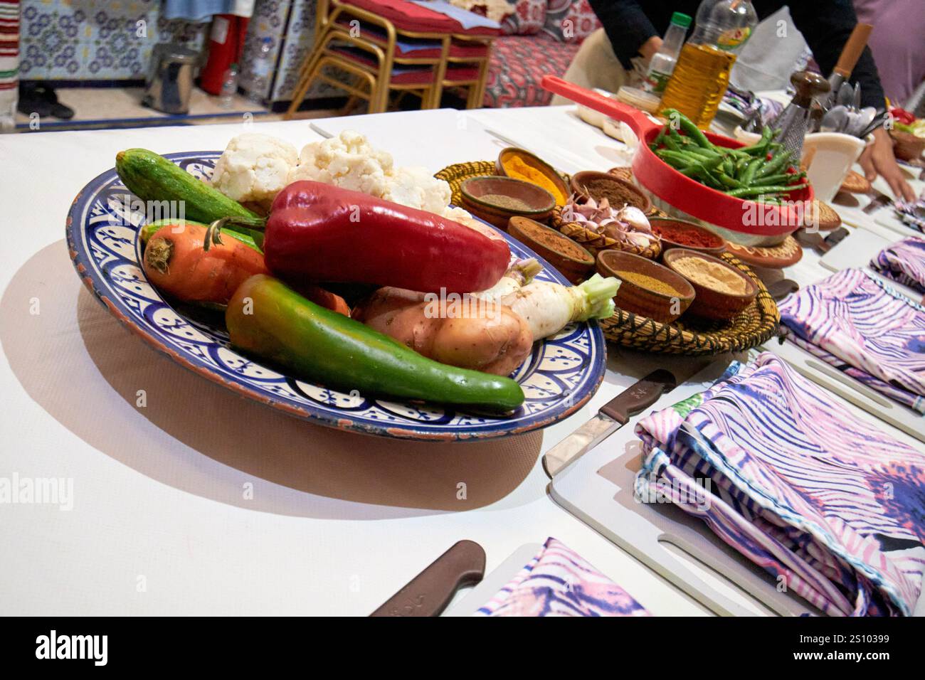 Frische Zutaten auf dem Tisch im Rahmen eines Kochkurses in marrakesch, marokko Stockfoto
