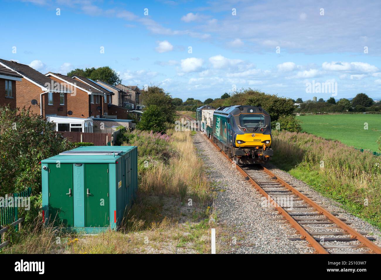 Direkte Bahndienste der Baureihe 68 Lokomotive 68034 Rail Riders auf der Heysham-Nebenbahnstrecke mit dem Kernflaschenzug nach Heysham Stockfoto