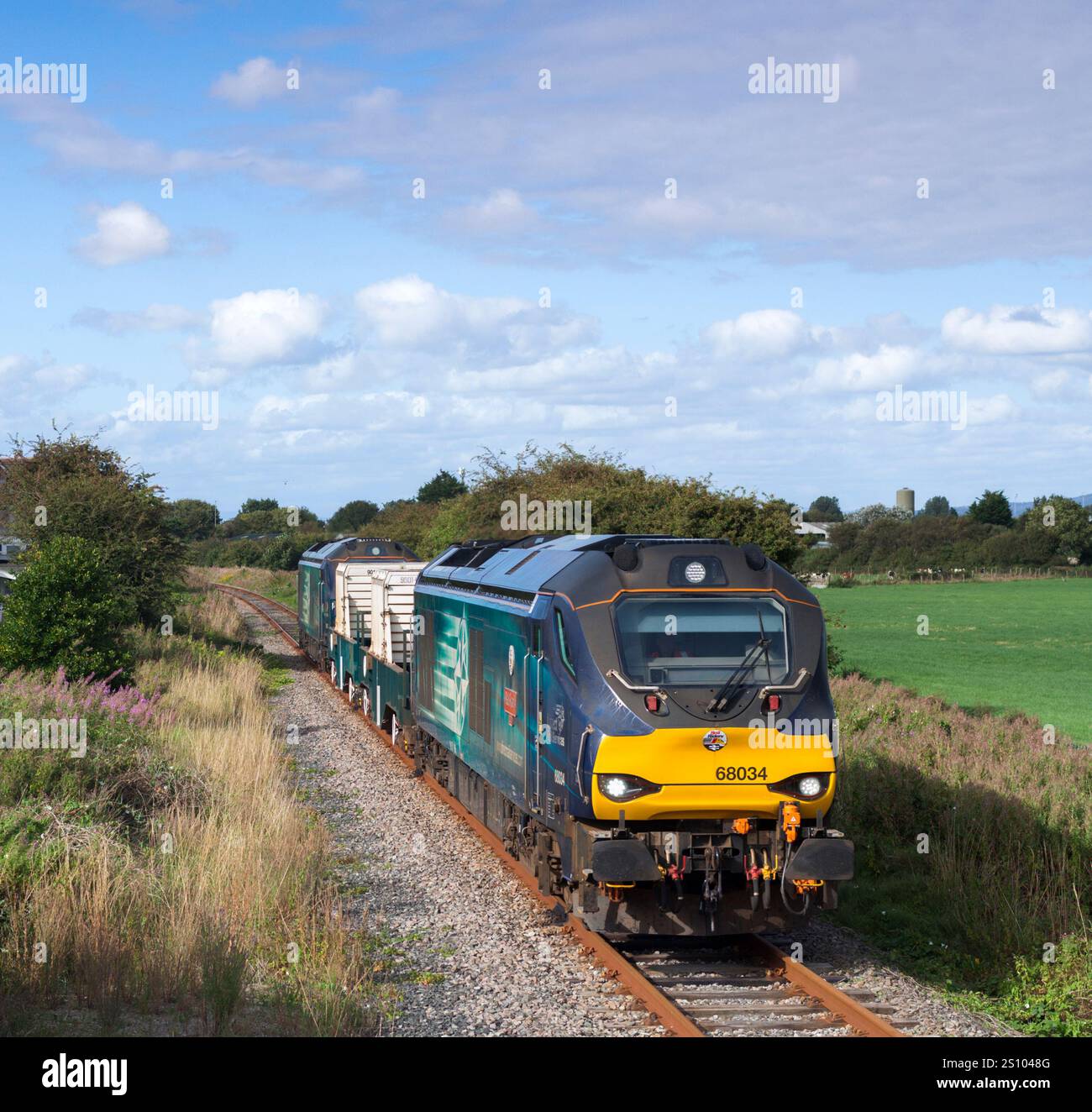 Direkte Bahndienste der Baureihe 68 Lokomotive 68034 Rail Riders auf der Heysham-Nebenbahnstrecke mit dem Kernflaschenzug nach Heysham Stockfoto