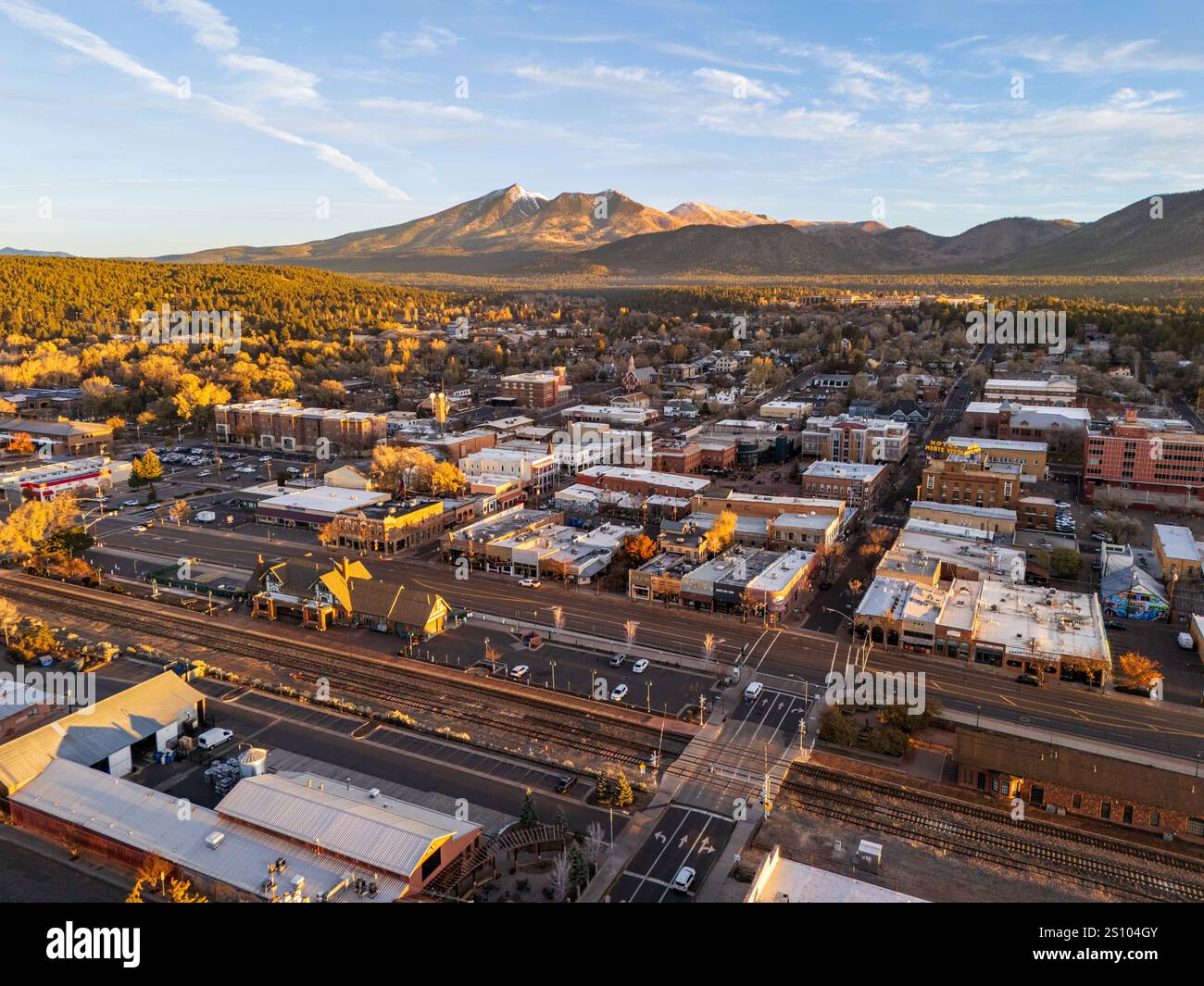 Panoramablick auf die Innenstadt von Flagstaff, Arizona bei Morgensonne, den Bahnhof, die Altstadt und die Berge von San Francisco Stockfoto