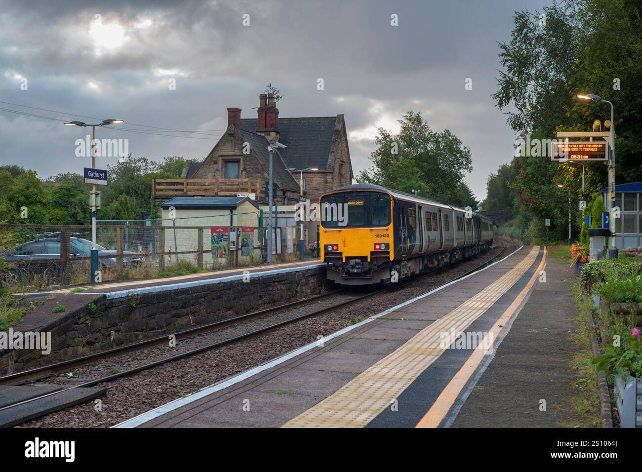 Dieselsprinterzug der Baureihe 150 der Northern Rail 150122 am Bahnhof Gathurst. Stockfoto