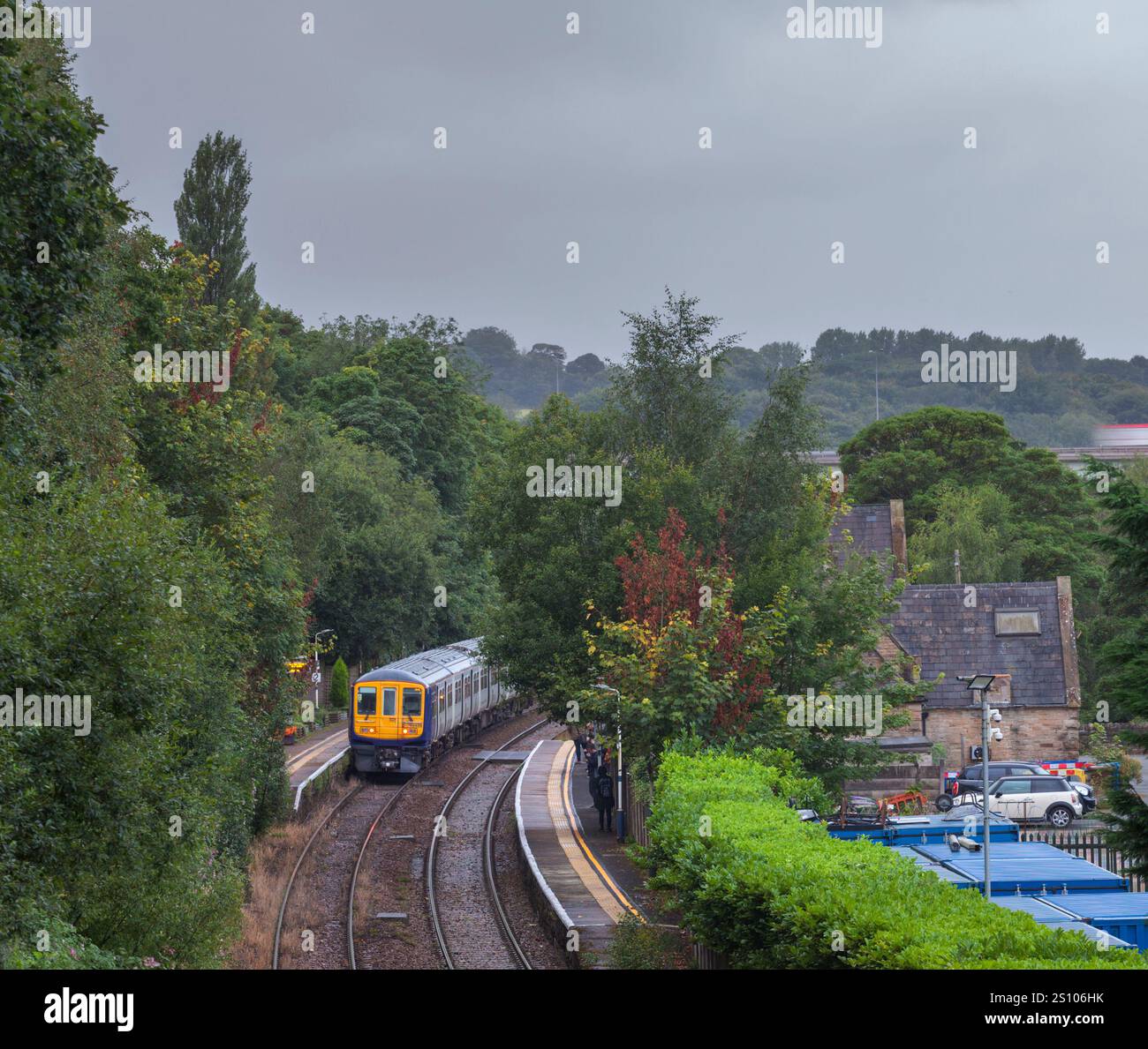 Northern Rail Class 769 Zweimode-Zug 769456 am Bahnhof Gathurst mit Dieselmotor Stockfoto