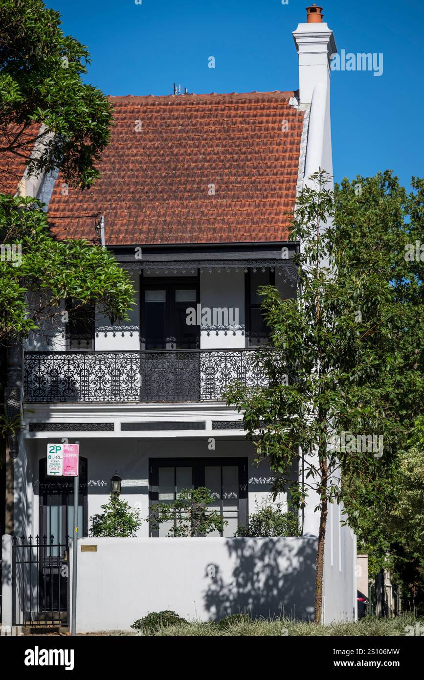Wohnhaus aus viktorianischer Zeit mit ornamentalen Eisenschnürungen, Surry Hills, Sydney, NSW, Australien Stockfoto