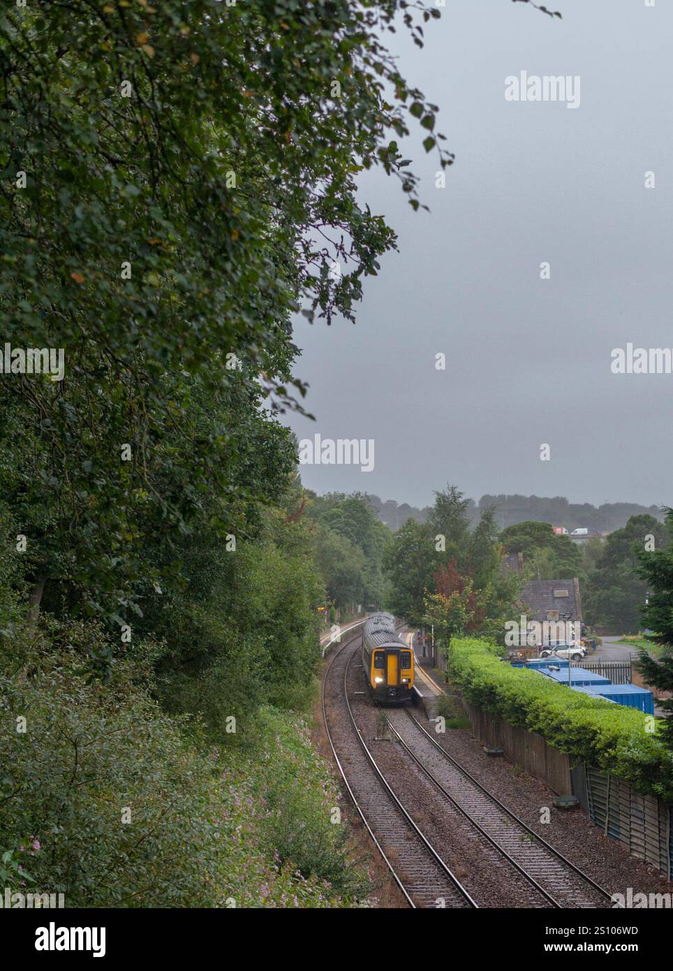 Dieselsprinterzug 156410 der Northern Rail Klasse 156, Abfahrt vom Bahnhof Gathurst Stockfoto