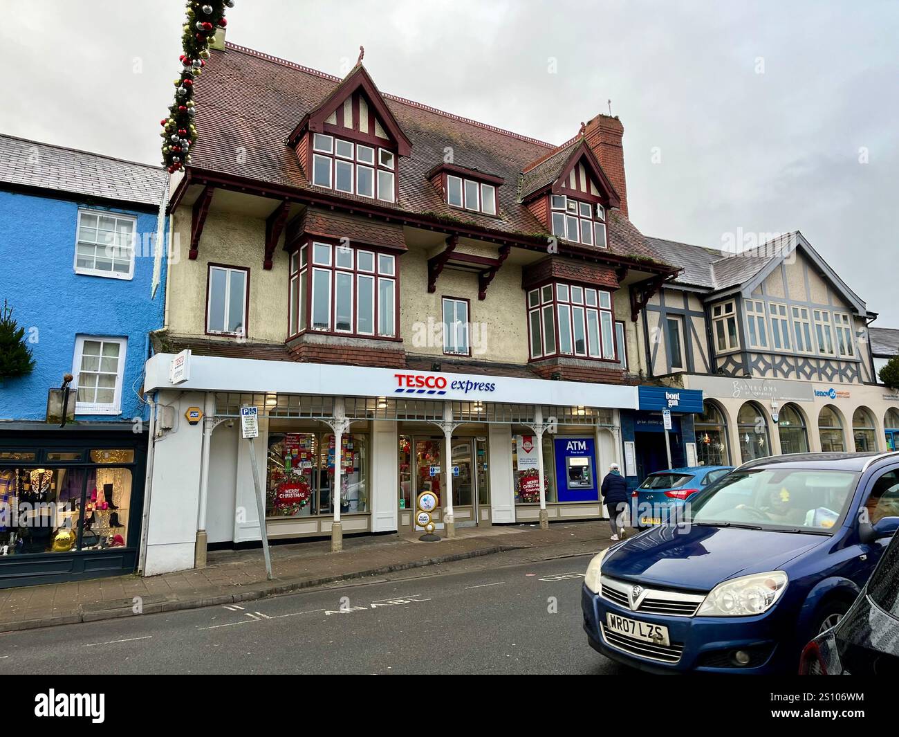 Tesco Express auf der High Street in Cowbridge, Vale of Glamorgan, Wales, Großbritannien. Dezember 2024. - Smartphone-aufgenommenes Stockfoto