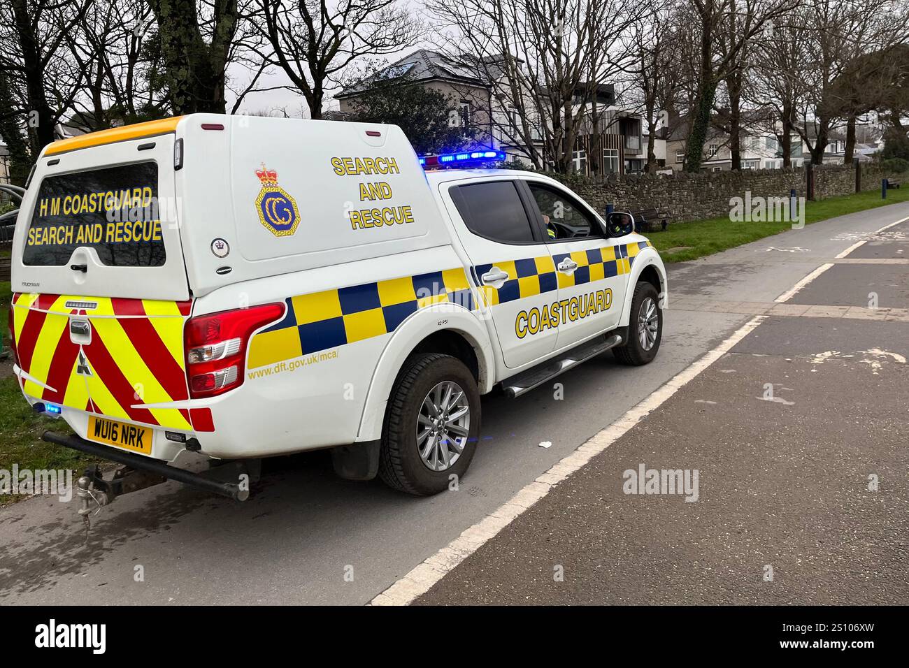 Ein HM Coastguard Such- und Rettungsfahrzeug, das den Mumbles-Ball hinunterfährt. Murbles, Swansea, Wales, Vereinigtes Königreich. Dezember 2024. Stockfoto