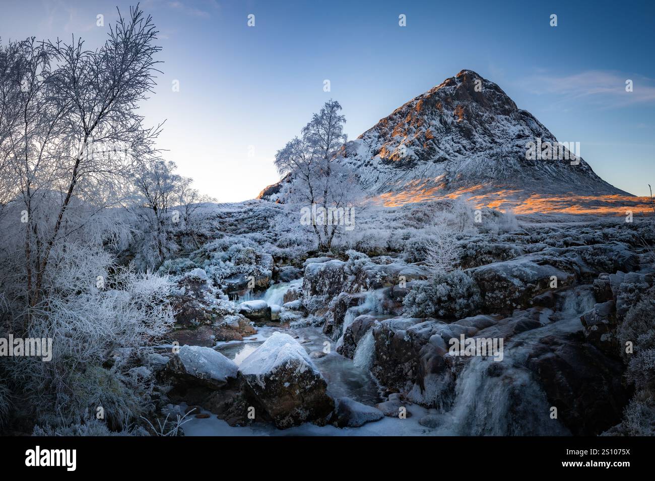 Winter Buachaille Etive Mor und das River Coupall Stockfoto