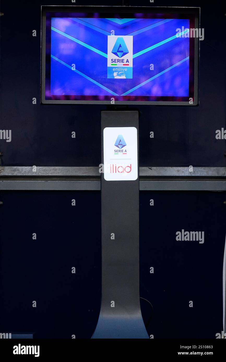 Der Video Assistant Schiedsrichter (VAR) ist während des Fußballspiels der Serie A zwischen dem SSC Napoli und dem Venezia FC im Diego Armando Maradona Stadion in Neapel (Italien) am 29. Dezember 2024 zu sehen. Stockfoto