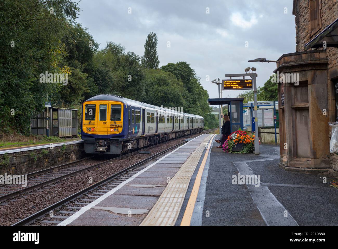 Northern Rail Class 769 Zweimode-Zug 769448 am Bahnhof Gathurst mit Dieselmotor Stockfoto